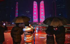 上海跨年夜再现“拉链式人墙”各地灯火璀璨迎接新年
